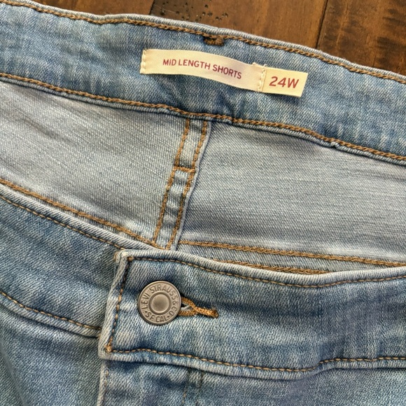 Levi’s Mid Length New Jean Shorts 24W Light-Medium Wash Denim Plus Size - Picture 4 of 9